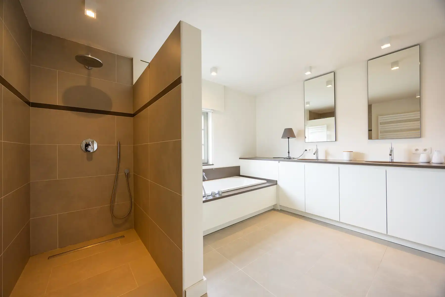 Ruime gezinswoning met tuin en 3 slaapkamers. foto 23