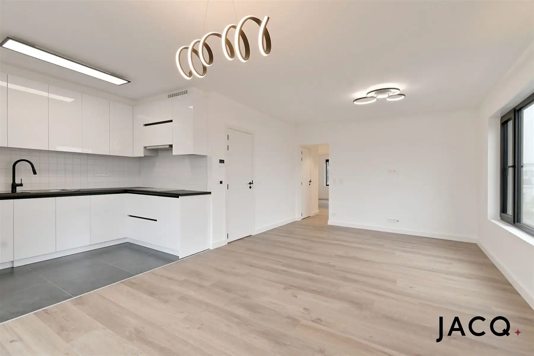 Luxueus gerenoveerd appartement te Berchem! foto 5