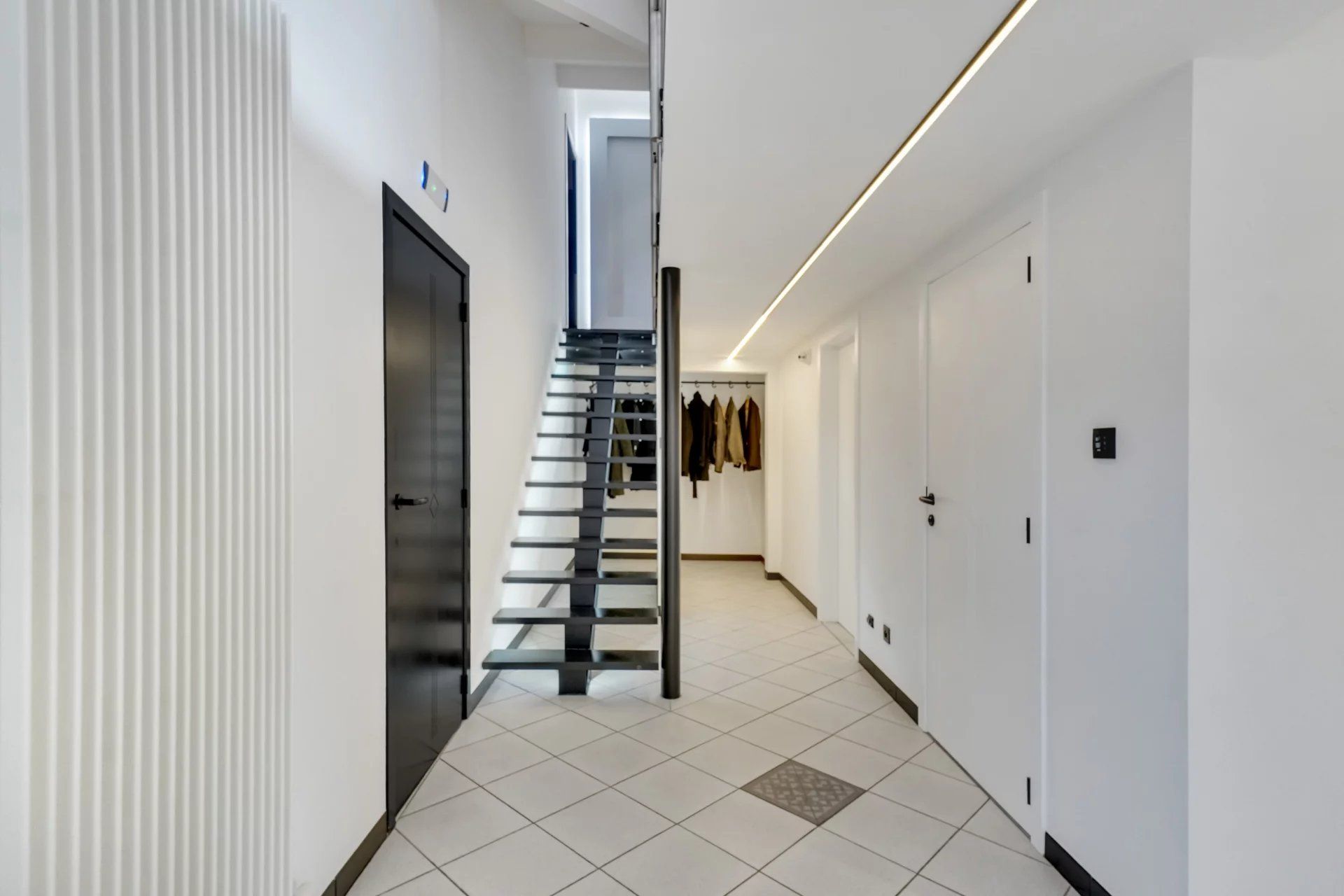 Ruime woning met zwembad op mooi groot perceel foto 15