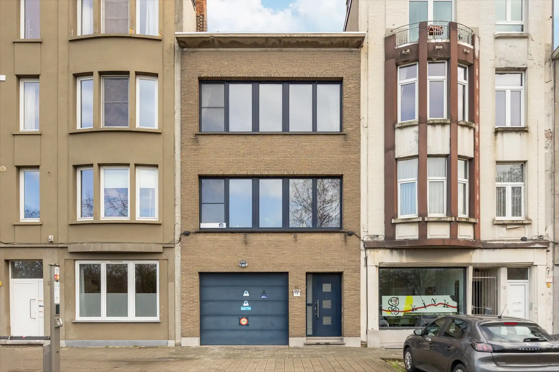 Ruime, instapklare gezinswoning met authentieke elementen in Berchem foto {{pictureIndex}}