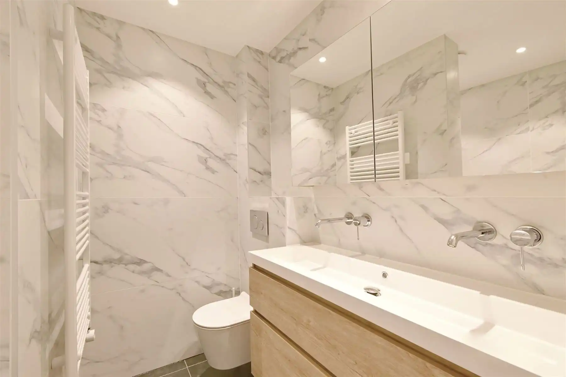 Luxueus gerenoveerd appartement te Berchem! foto 10