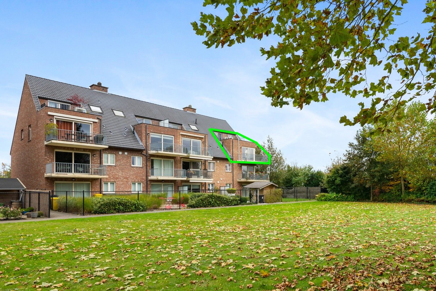 Verrassend ruime duplex met 3 slaapkamers, terrassen & autostaanplaats in Oelegem! foto 22