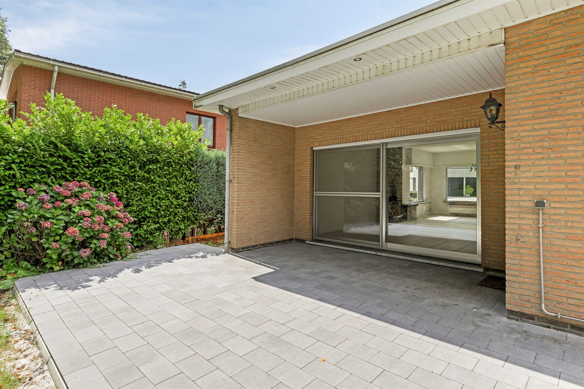 Volledig gerenoveerde woning in rustige villawijk foto 19