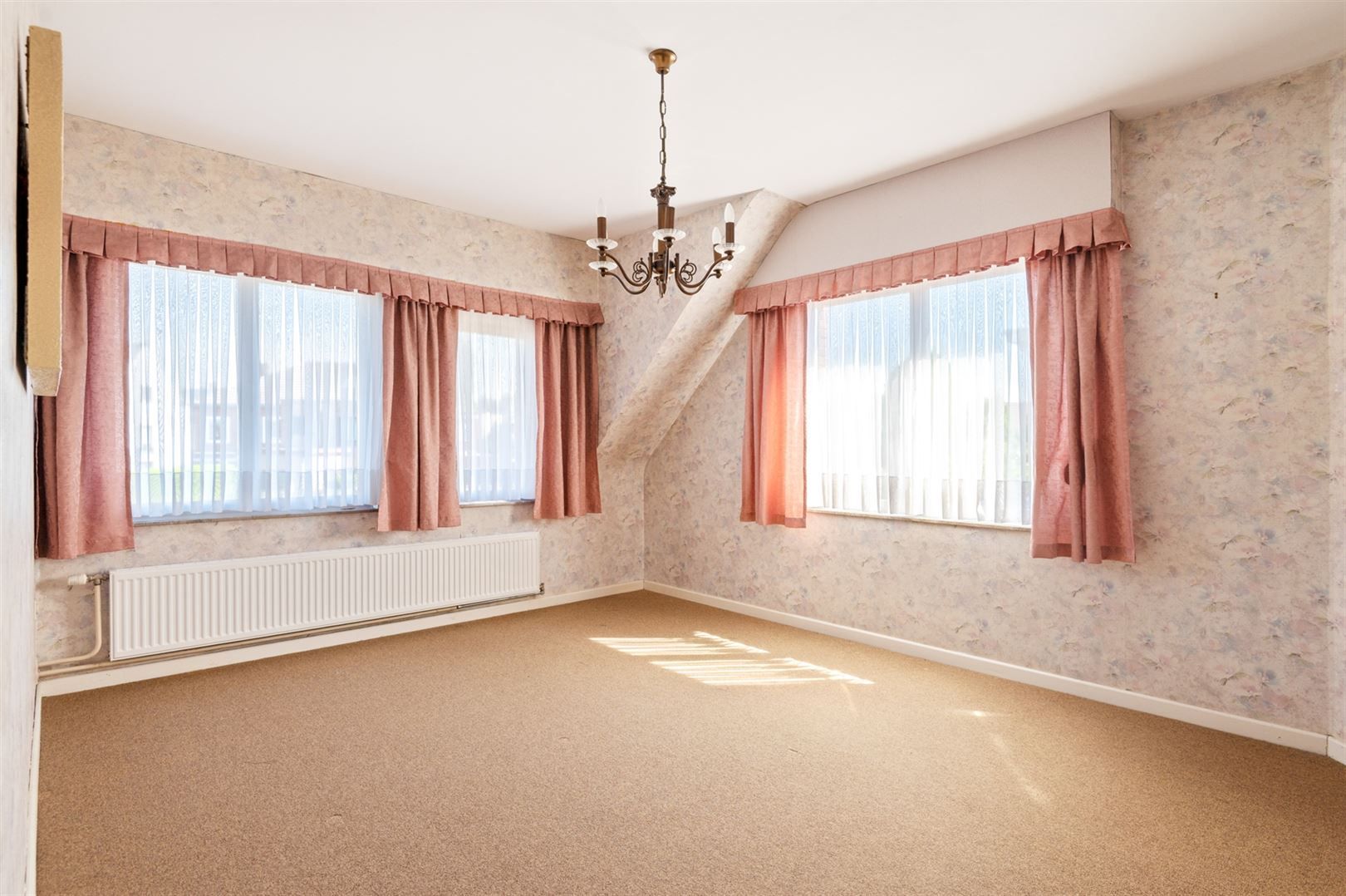 Te renoveren halfopen woning met 3 slaapkamers en garage. foto 12