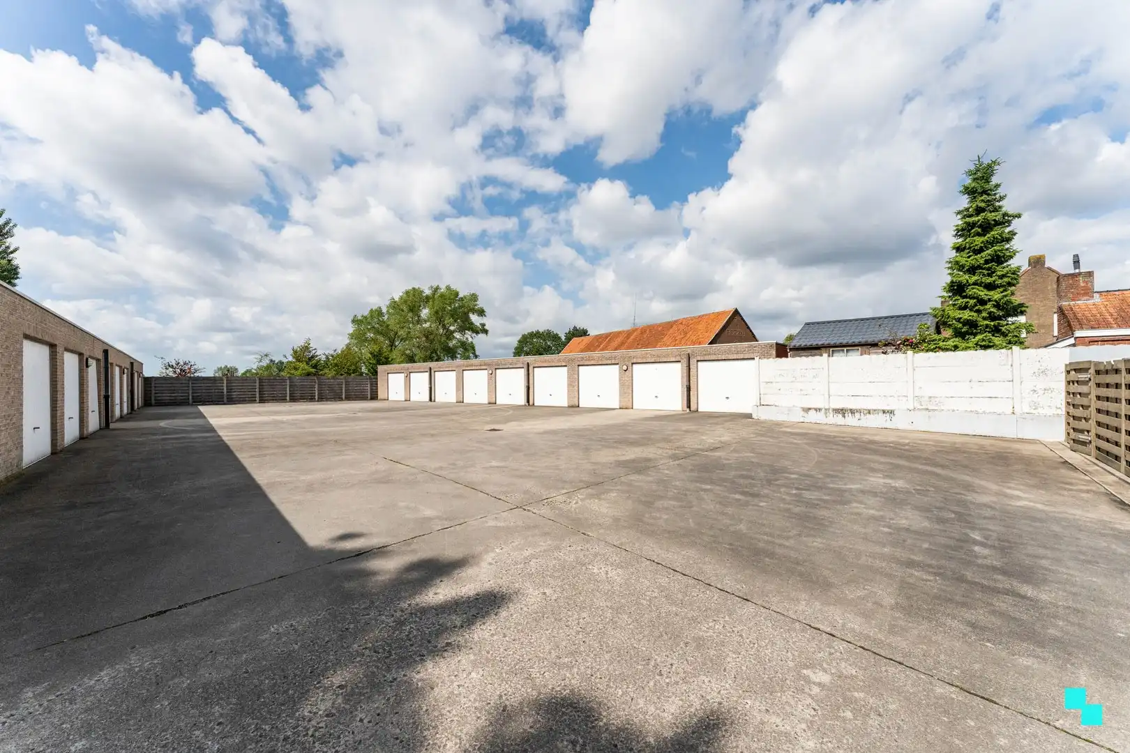 Garagebox in dorpskern Gits foto 2