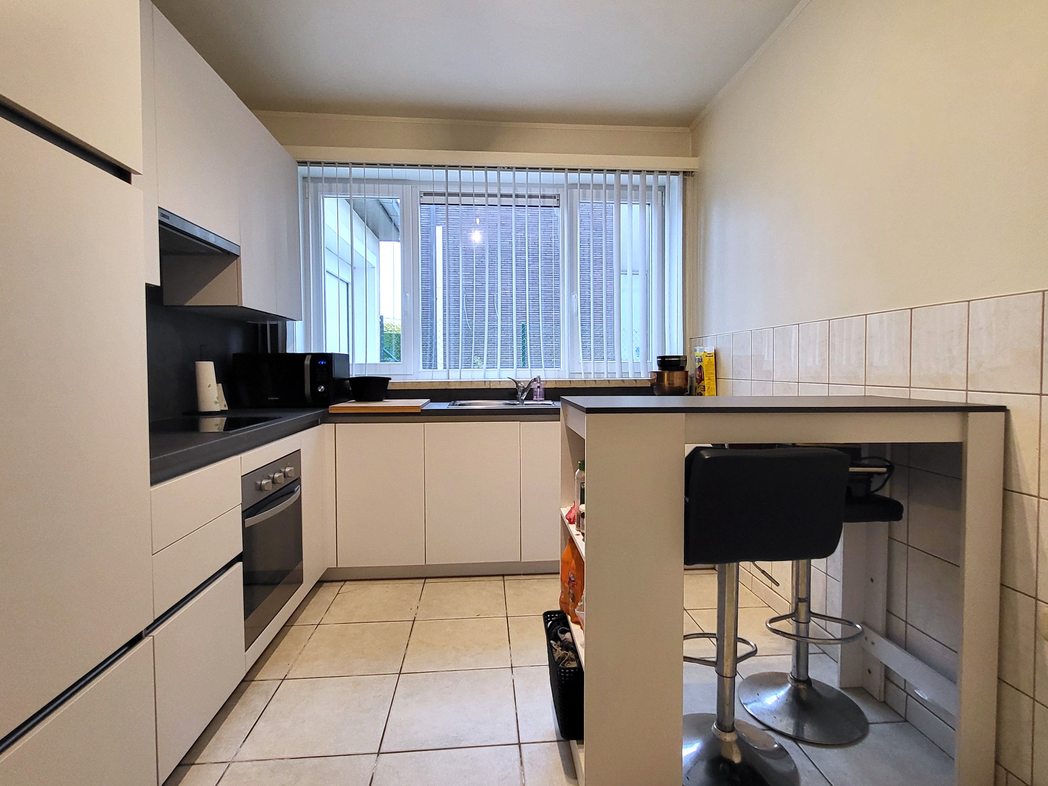 Prachtige koppelwoning met zonnige oprit/ terras, garage en 2 autostaanplaatsen.  foto 15