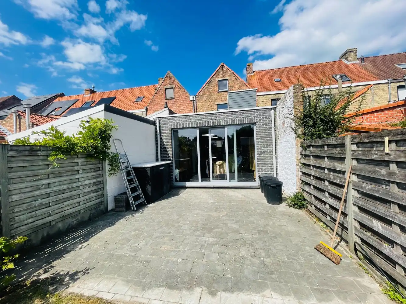 Assebroek, RUIME LICHTRIJKE INSTAPKLARE WONING met GROTE TUIN met  UITWEG+ OPRIT , mogelijkheid garage te bouwen,3 SLAAPKAMERS, Badkamer en douchekamer. foto 18
