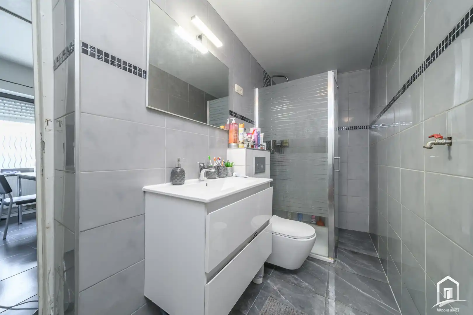 Centraal gelegen, licht op te frissen hoekwoning foto 7