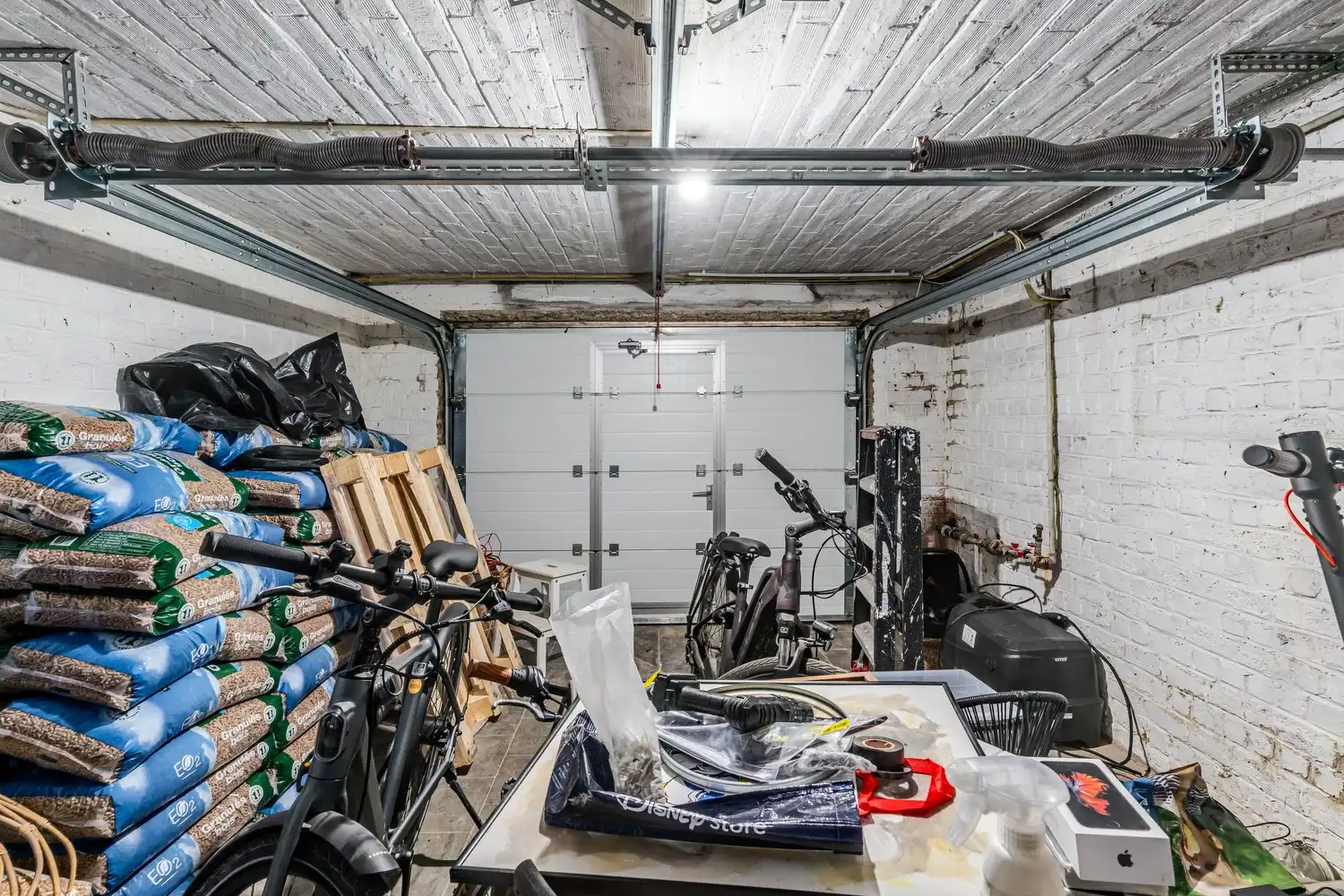 Instapklare gerenoveerde woning met 3 slaapkamers, 2 badkamers en garage foto 24