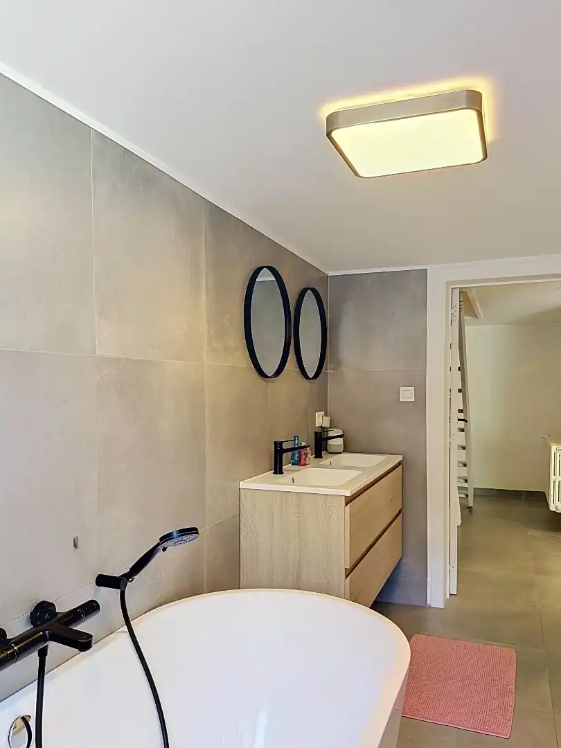 Volledig gerenoveerde duplex met zonnige tuin en inpandige garage op gunstige residentiële locatie te Oostende.  foto 14