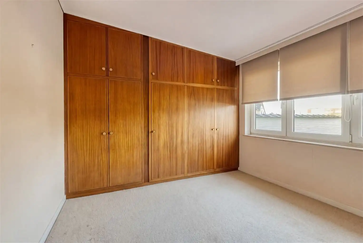 Ruime halfopen stadswoning met 3 slaapkamers, gezellige binnenkoer en achterliggende loods in het centrum van Maaseik. foto 11