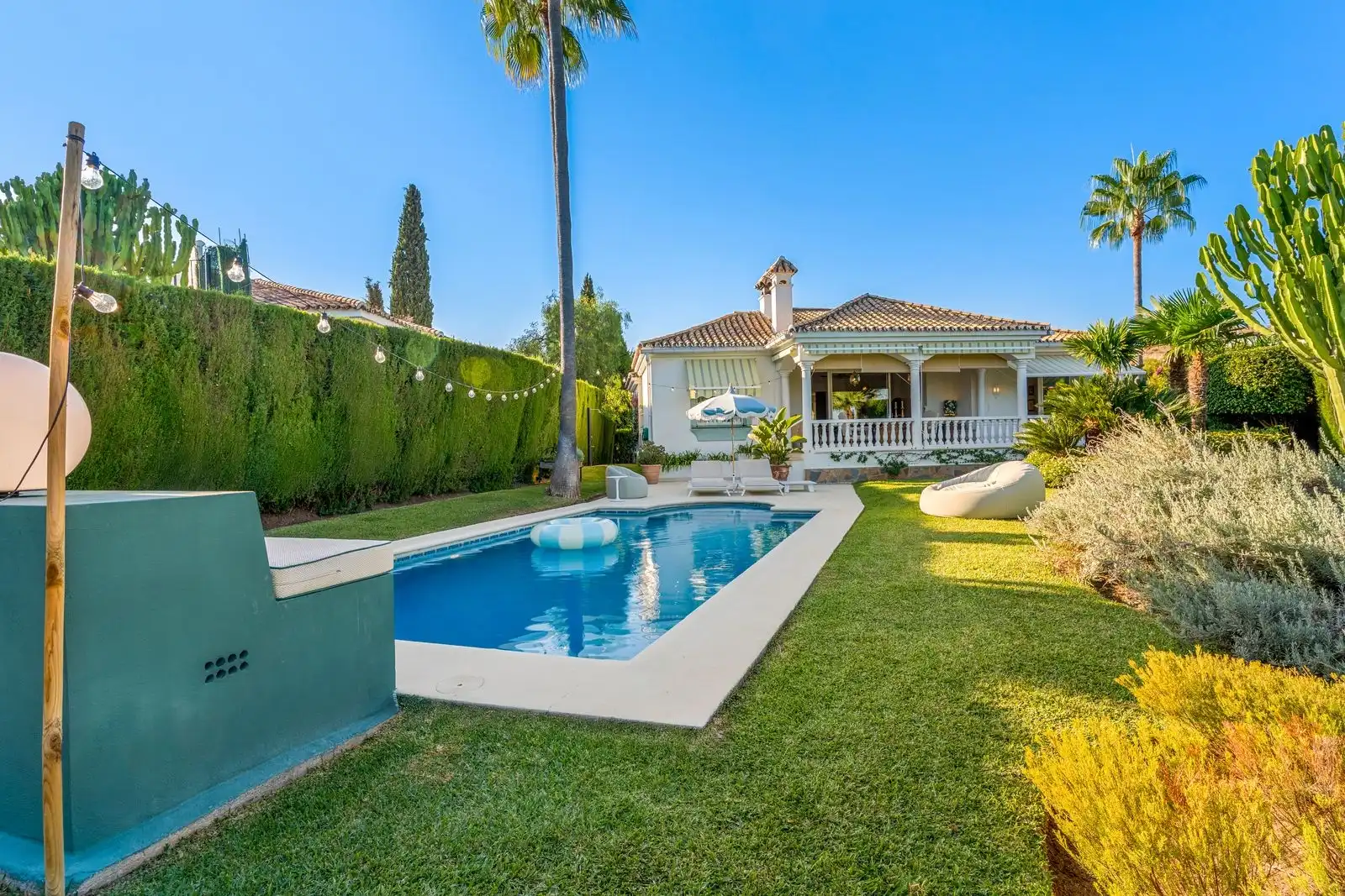 Exclusieve Villa met Zee- en Bergzicht in Benahavís (Malaga) foto {{pictureIndex}}