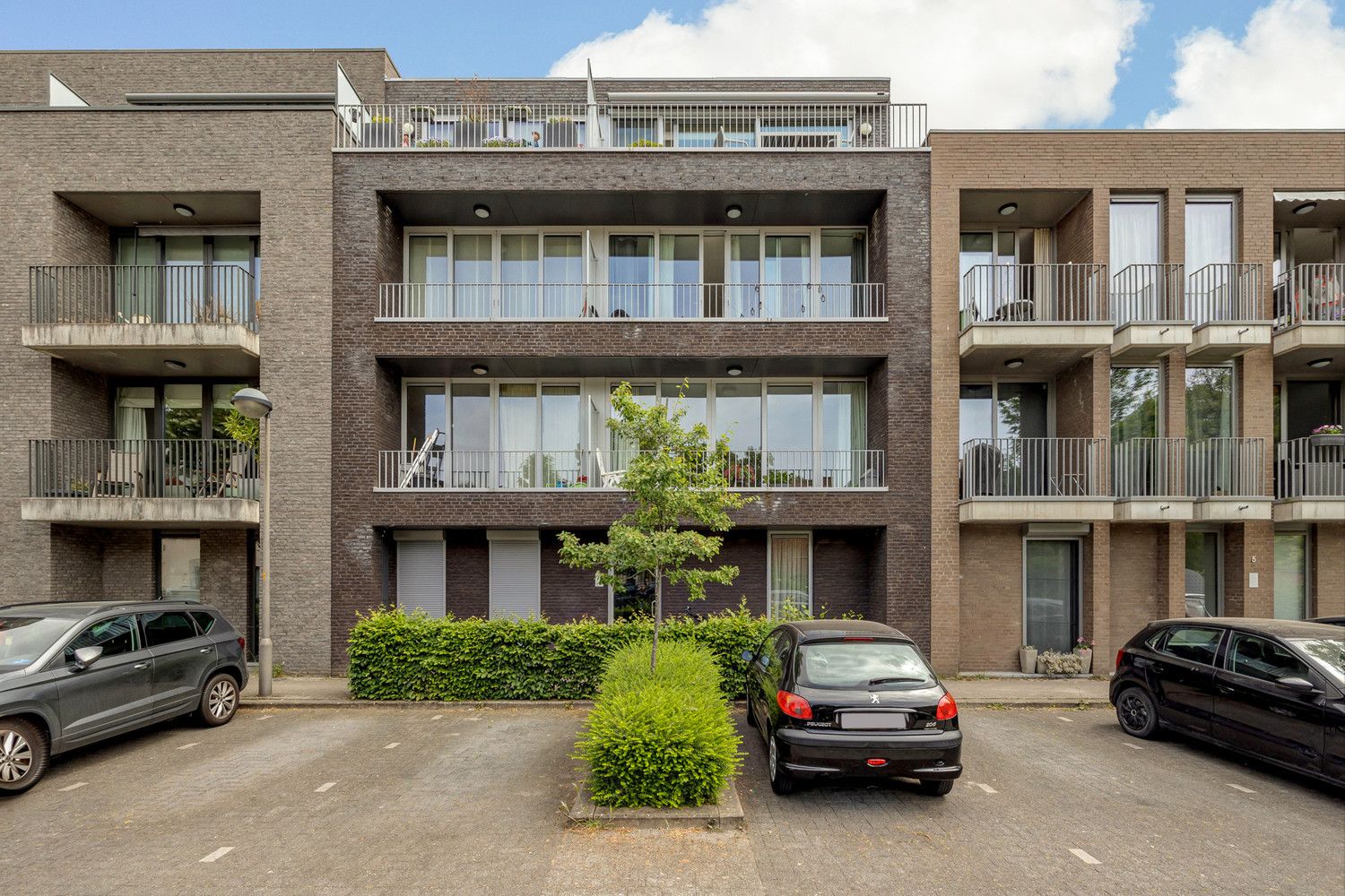 Energiezuinig (EPC A!) en verhuurd 2 slk-appartement (90m²) in een kwaliteitsvol en recent gebouw op de grens Mortsel/Berchem met optionele ondergrondse parking foto 2