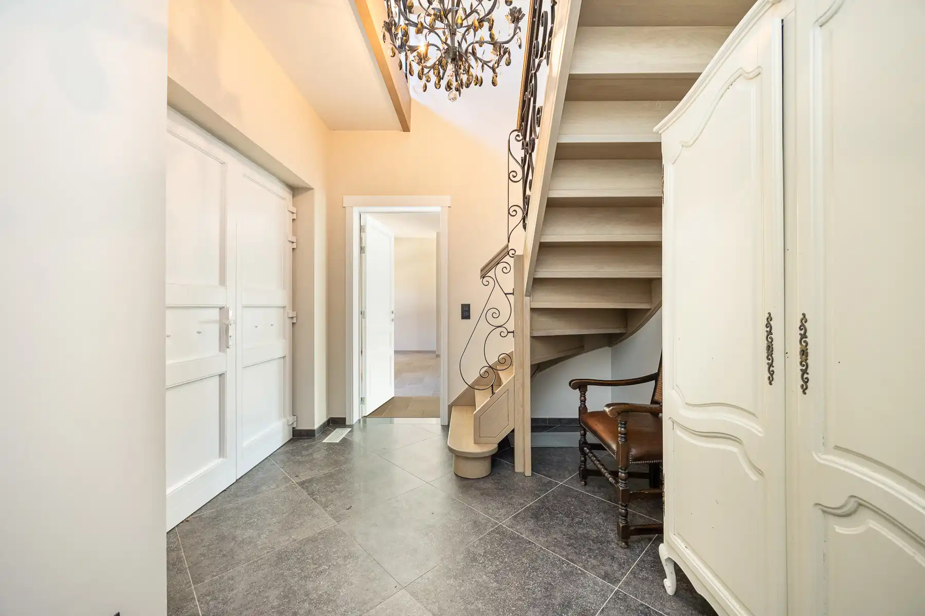 Luxueus afgewerkte villa met zwembad foto 10