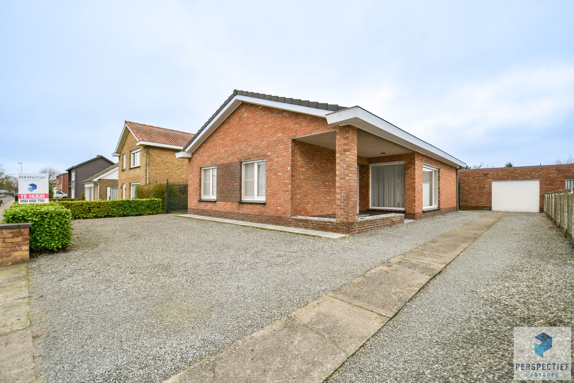 BEZOEKMOMENT WOENSDAG 06/08 VAN 16.30U TOT 18.30U | INSTAPKLARE WONING met GARAGE, 2 SLPK - GROTE GARAGE/ LOODS en TUIN foto {{pictureIndex}}