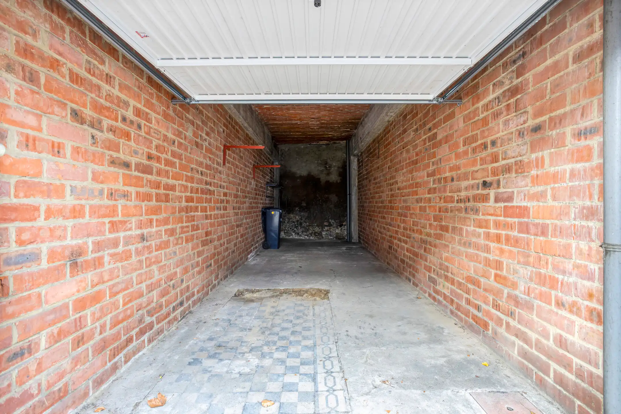 Charmante te renoveren woning met tuin en garage foto 28