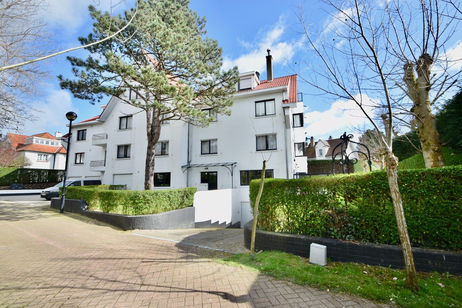 Prachtig tuinappartement met 3 volwaardige slaapkamers, gelegen in een paadje op een topligging in het Zoute. foto 1