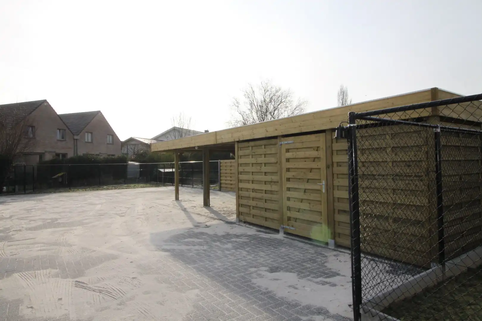 Parkeerplaats weg van de straat nabij centrum van Staden. foto {{pictureIndex}}