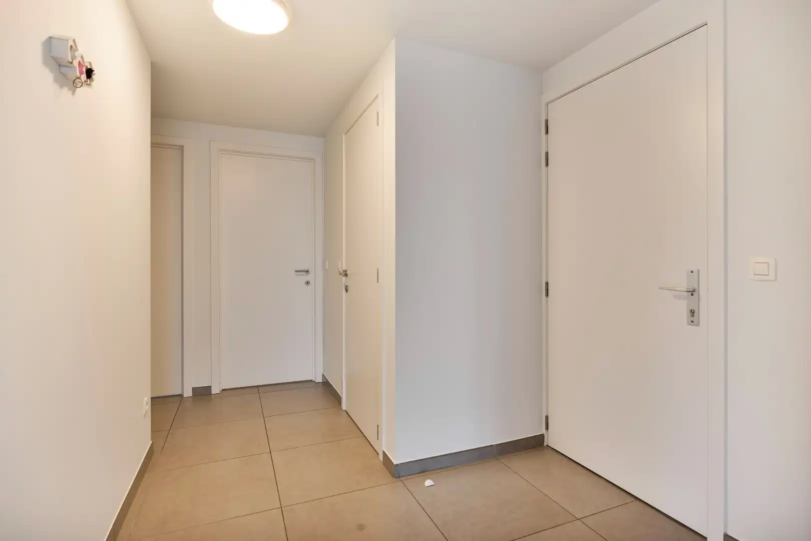 Ruim en lichtrijk appartement met 2 slaapkamers, terras en autostaanplaats vlakbij autostrade - EPC 108 kWh/m² foto 2