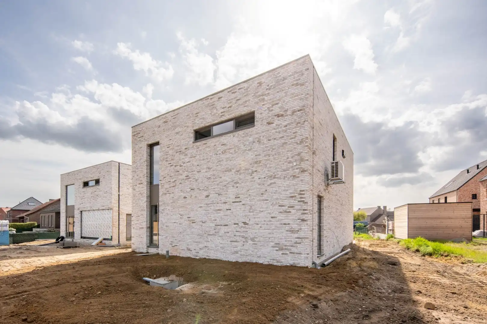 Vrijstaande, rustig gelegen CASCO + afgewerkte woning in een moderne bouwstijl op een fraai perceel op een rustige locatie!  foto {{pictureIndex}}