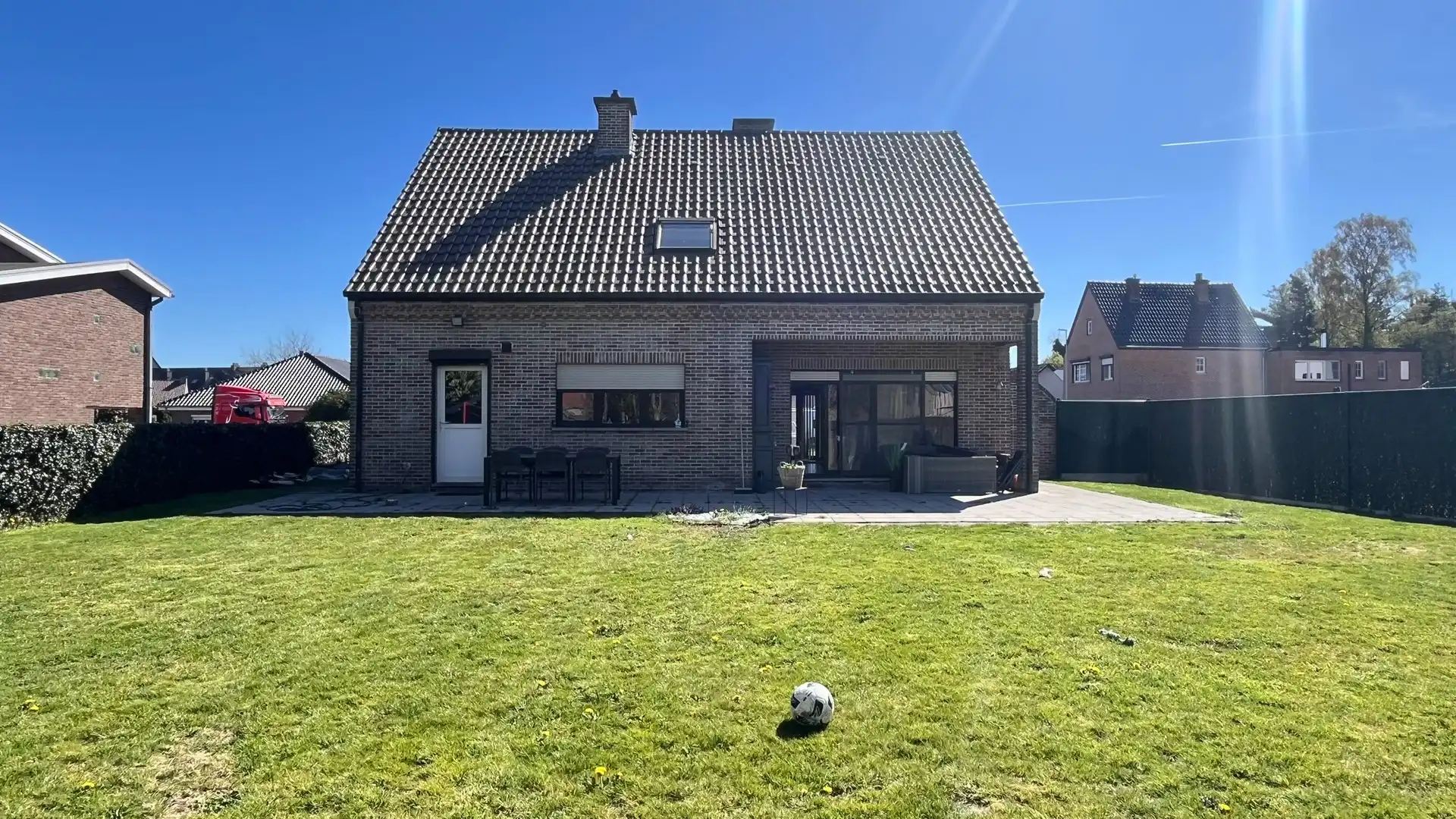 Vrijstaande woning met 4 slaapkamers en inpandige garage. foto 3