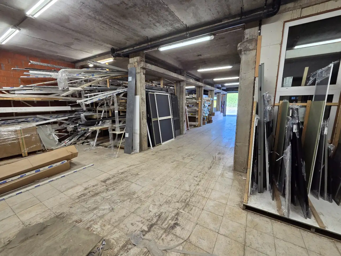 Magazijn van 220m² op commercieel centrum Pottelberg foto 5