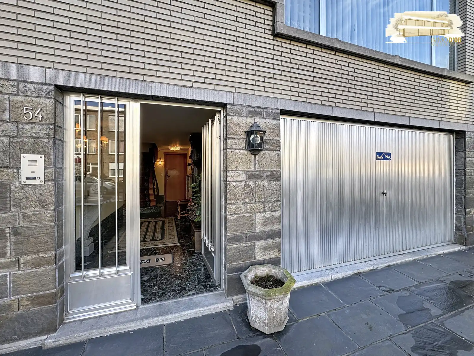 Bel-étage met ZW-tuin met ruime garage + oprit voor 2 auto's foto {{pictureIndex}}