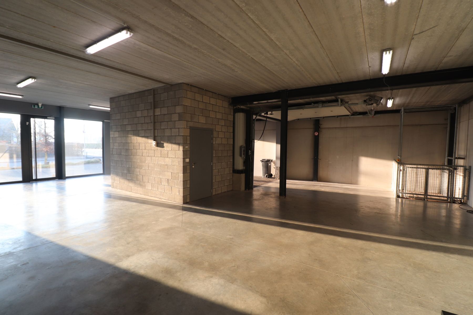 Recente KMO-unit van 222m² met goederenlift op bedrijventerrein De Mil. foto 3