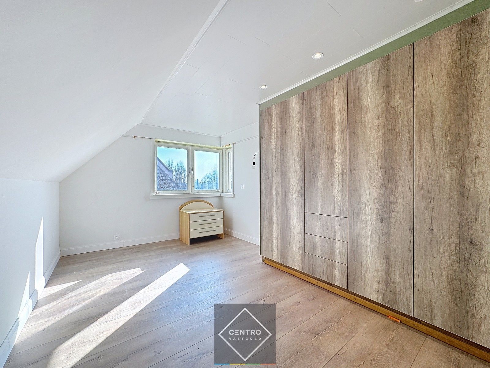 INSTAPKLARE woning met 4 slpks, 2 badks, PRAKTIJKRUIMTE en met MAGAZIJN! foto 21