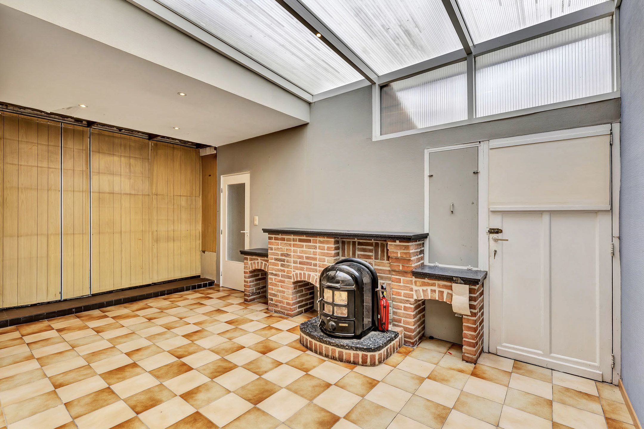 Ruime te renoveren woning op toplocatie foto 6