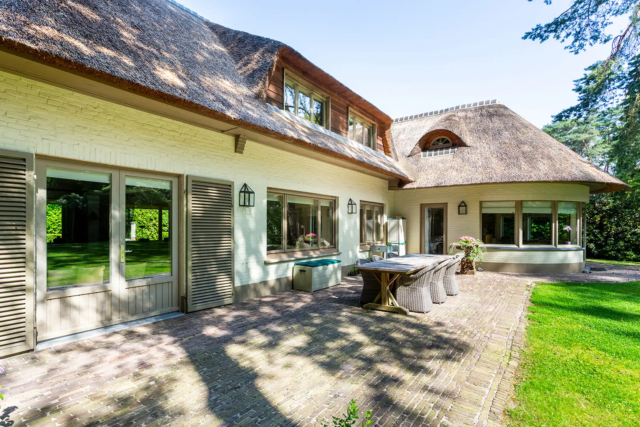 Charmante klasse-villa met rieten dak in bosrijke omgeving foto 20