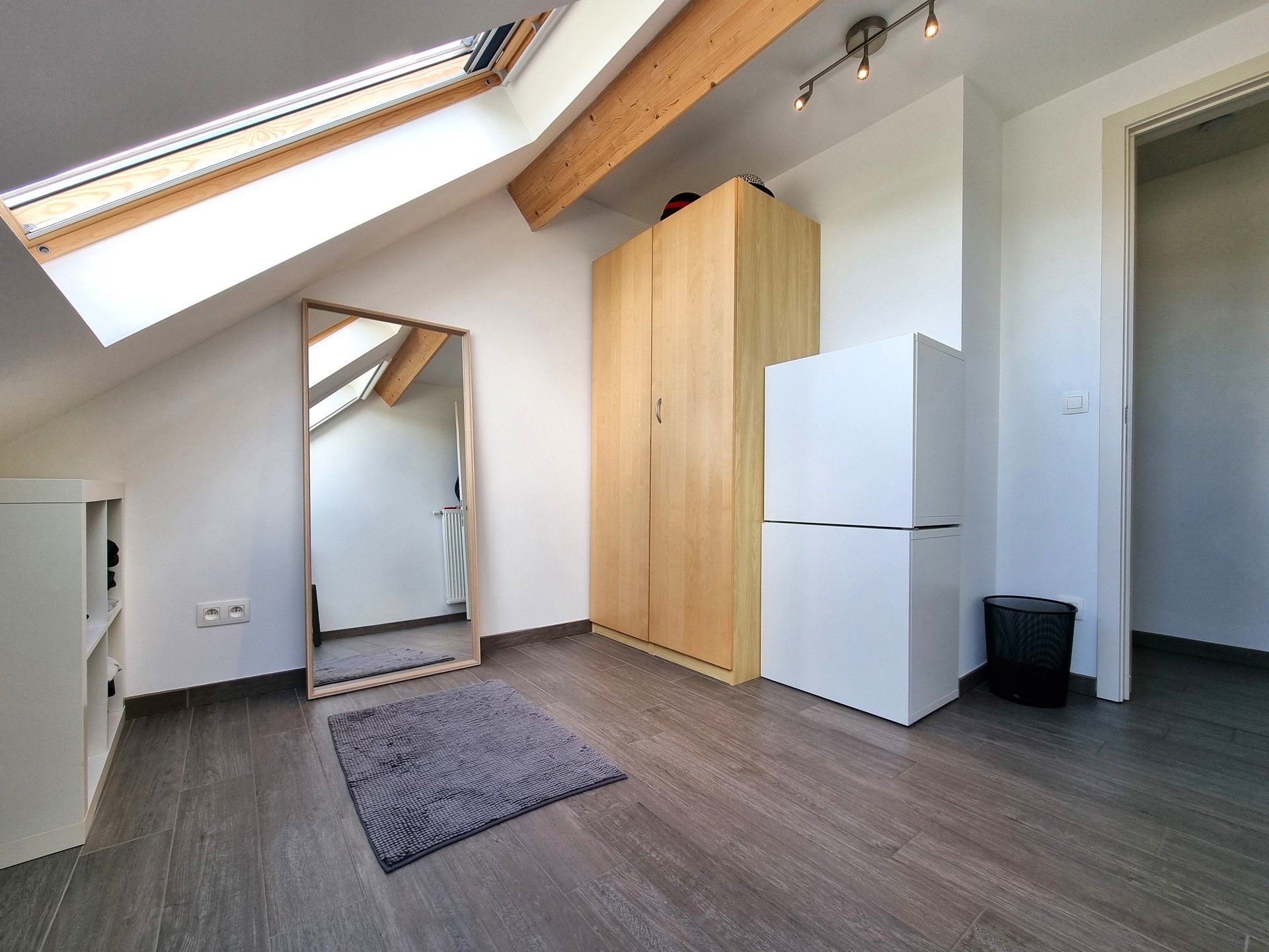 Handelsgelijkvloers met triplex-appartement in het hartje van Pamel foto 17