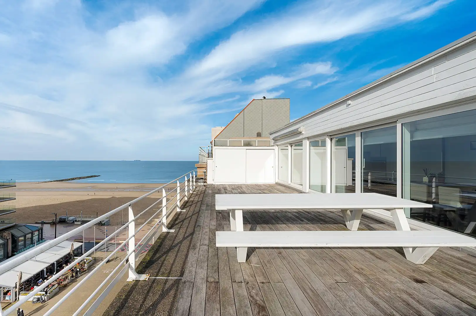 Ruim en lichtrijk penthouse-appartement met royale terrassen en open zeezicht . foto 3