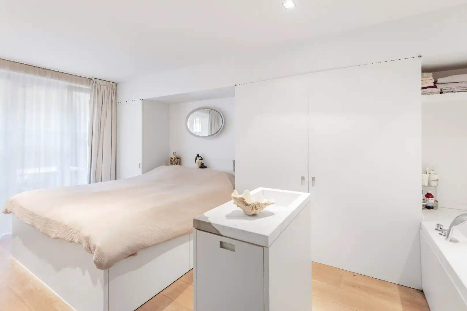 Totaal vernieuwd app. met ruim terras, zeer rustig gelegen vlakbij de Zoutelaan. foto 9