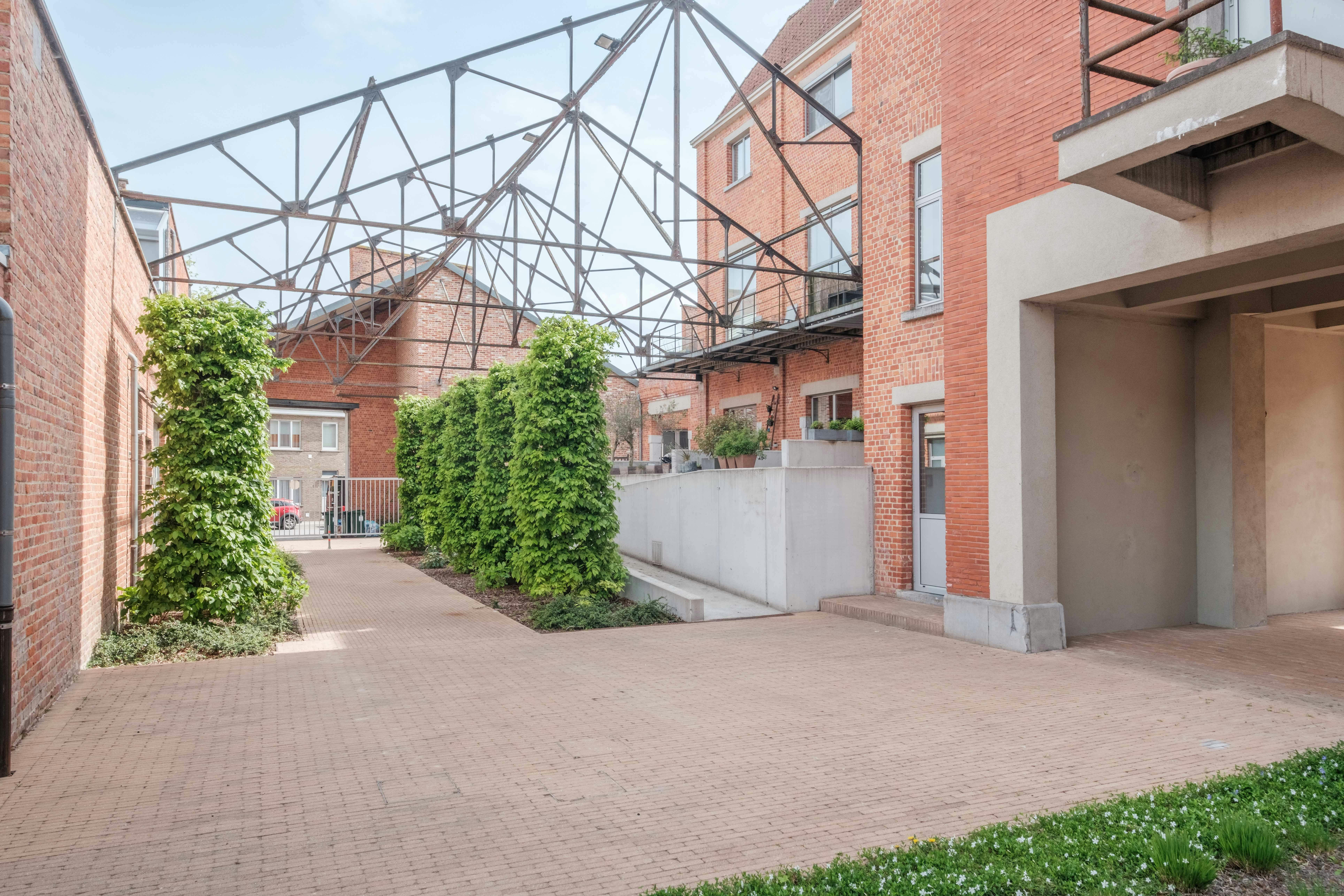 Zeer ruime loft (183 m²) te koop in het centrum van Oudenaarde foto {{pictureIndex}}