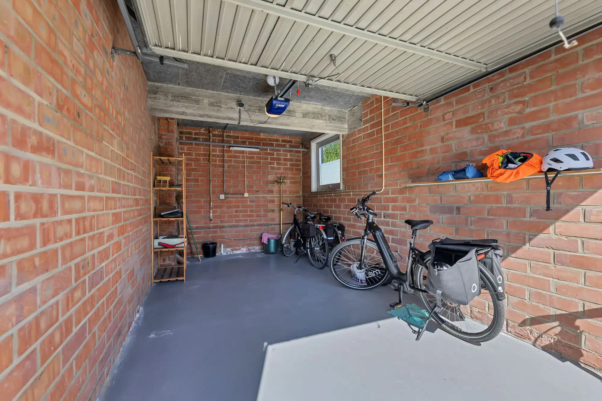Instapklaar 2-slaapkamerappartement met terras en garage foto 21