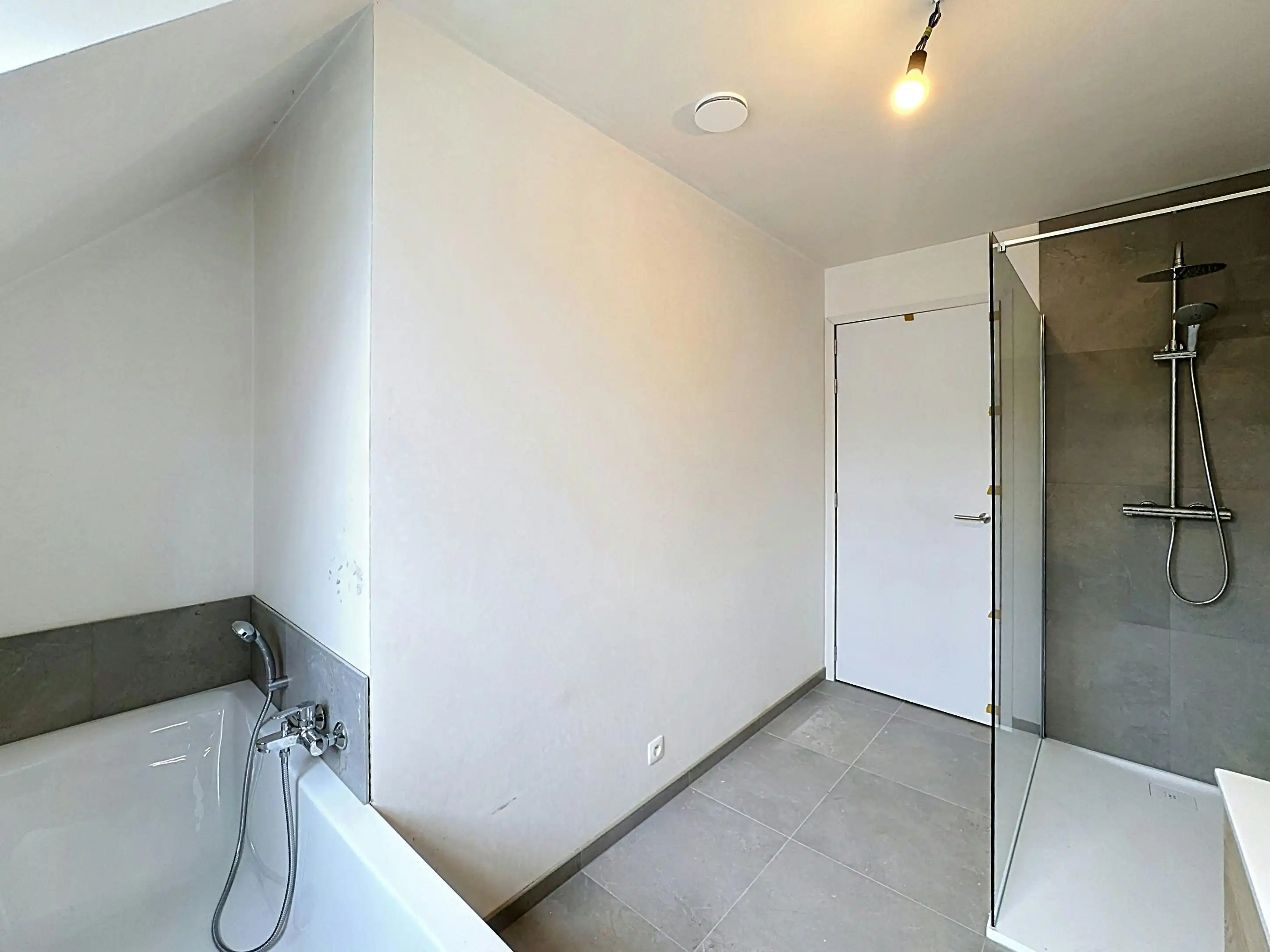 Halfopen huis te koop in Ieper met 3 kamers en dubbele garage foto 14