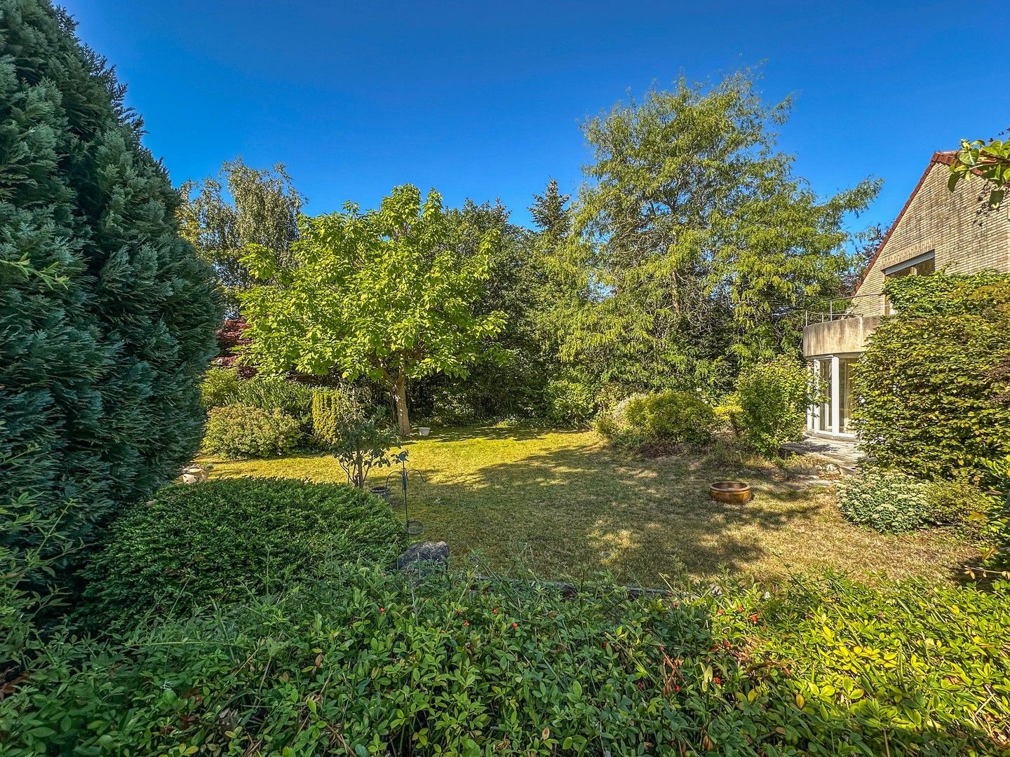Zonovergoten alleenstaande villa met grote prachtige tuin (1.002m²). foto 14