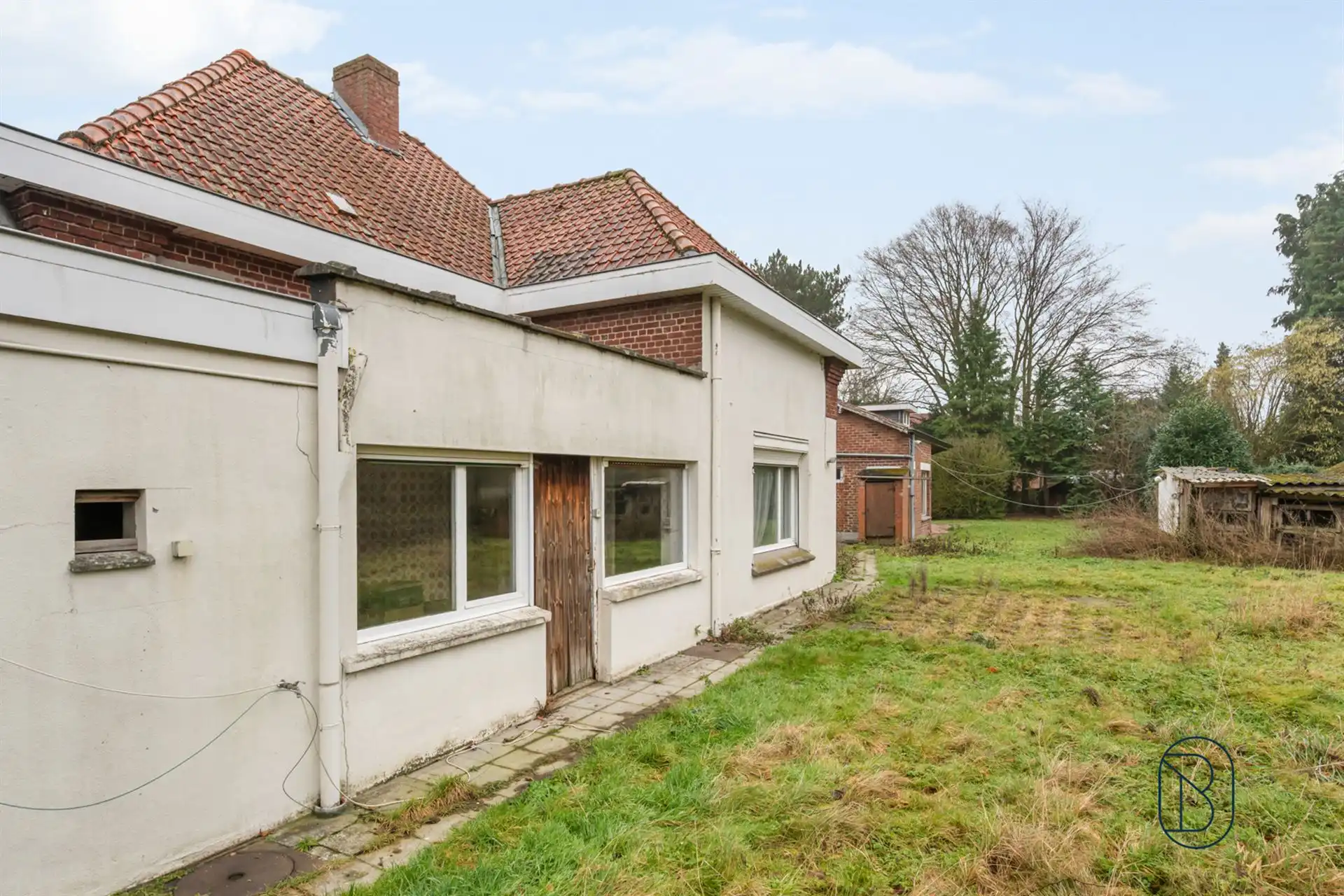 Charmante te renoveren woning, met mooie tuin. foto 6