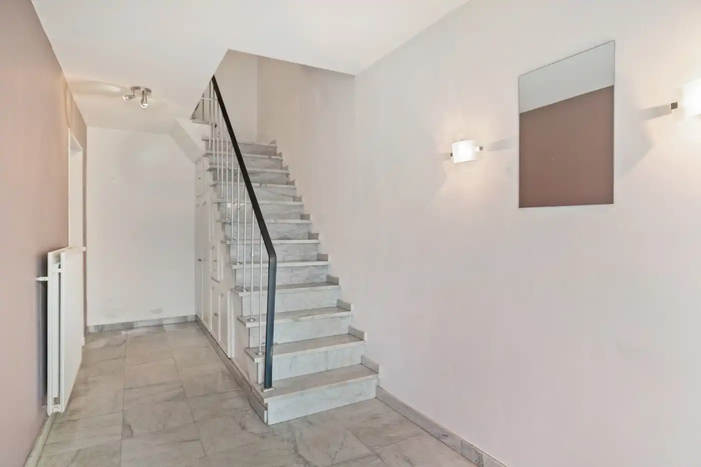 Ruime, instapklare bel-etagewoning met 3 slpk., inpandige garage en tuin foto 2