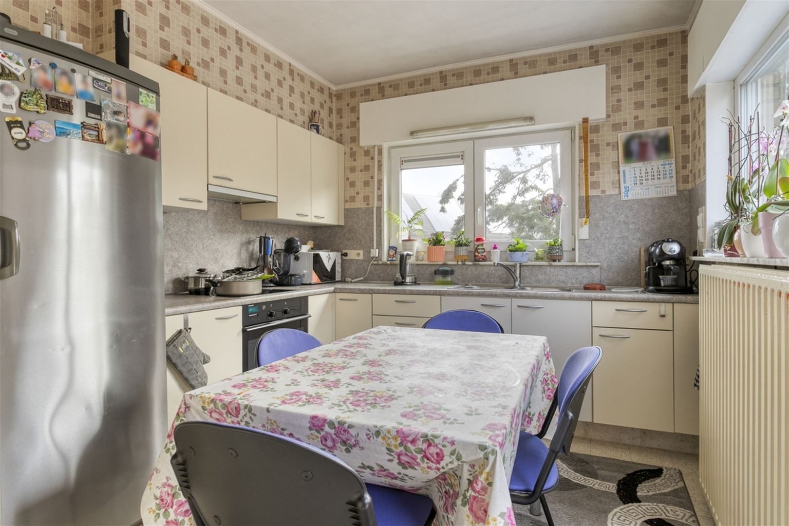 Ruime hoekwoning met 3 slaapkamers, grote zolder en 4 garages. foto 9