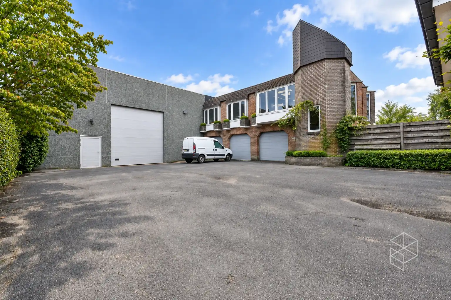 Grote loods met burelen, 3 garages, ruime buitenruimte en woning te koop in Hertsberge foto 2