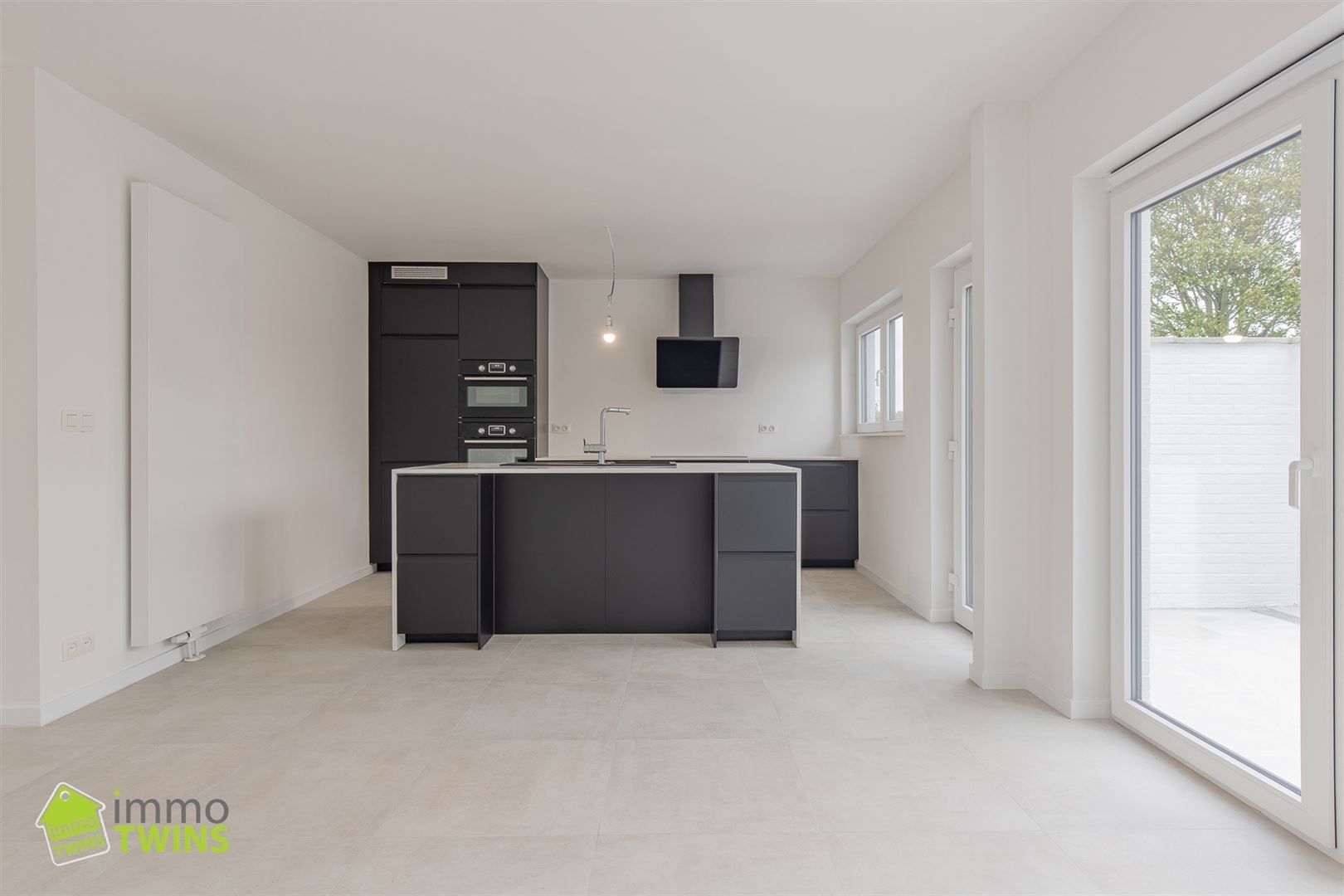 Ruime, stijlvol gerenoveerde woning met garage en oprit foto 5