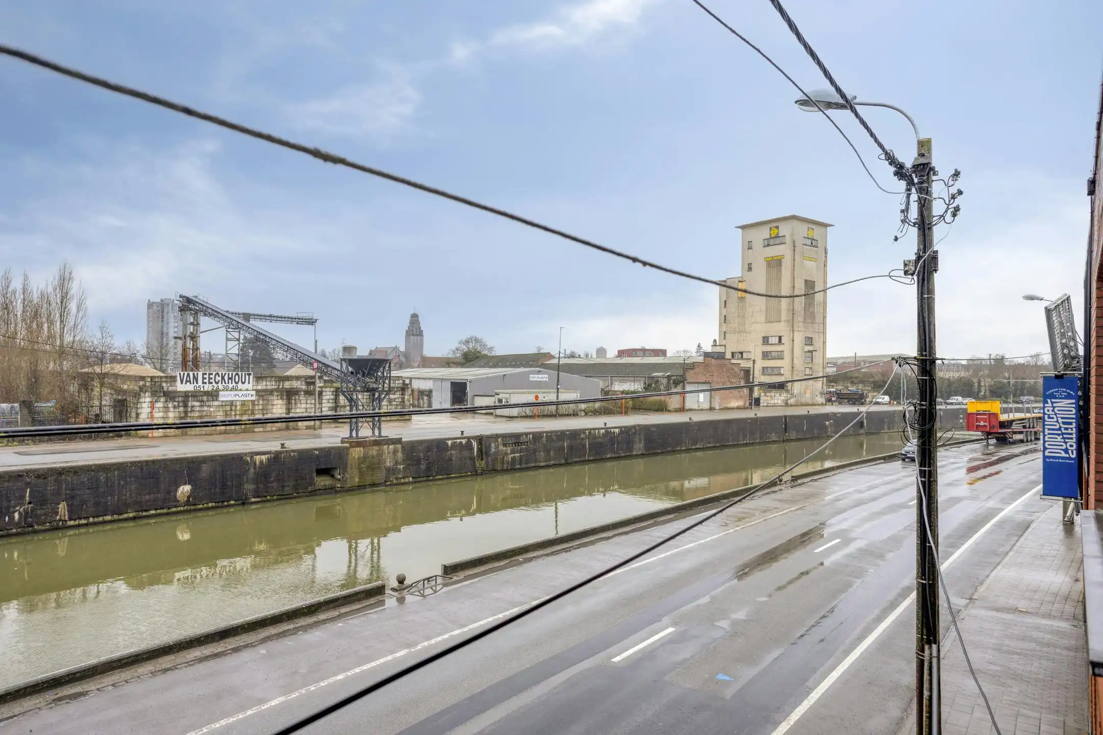 Bel-étage huis te koop met ruime garage en zicht op de vaart foto 24