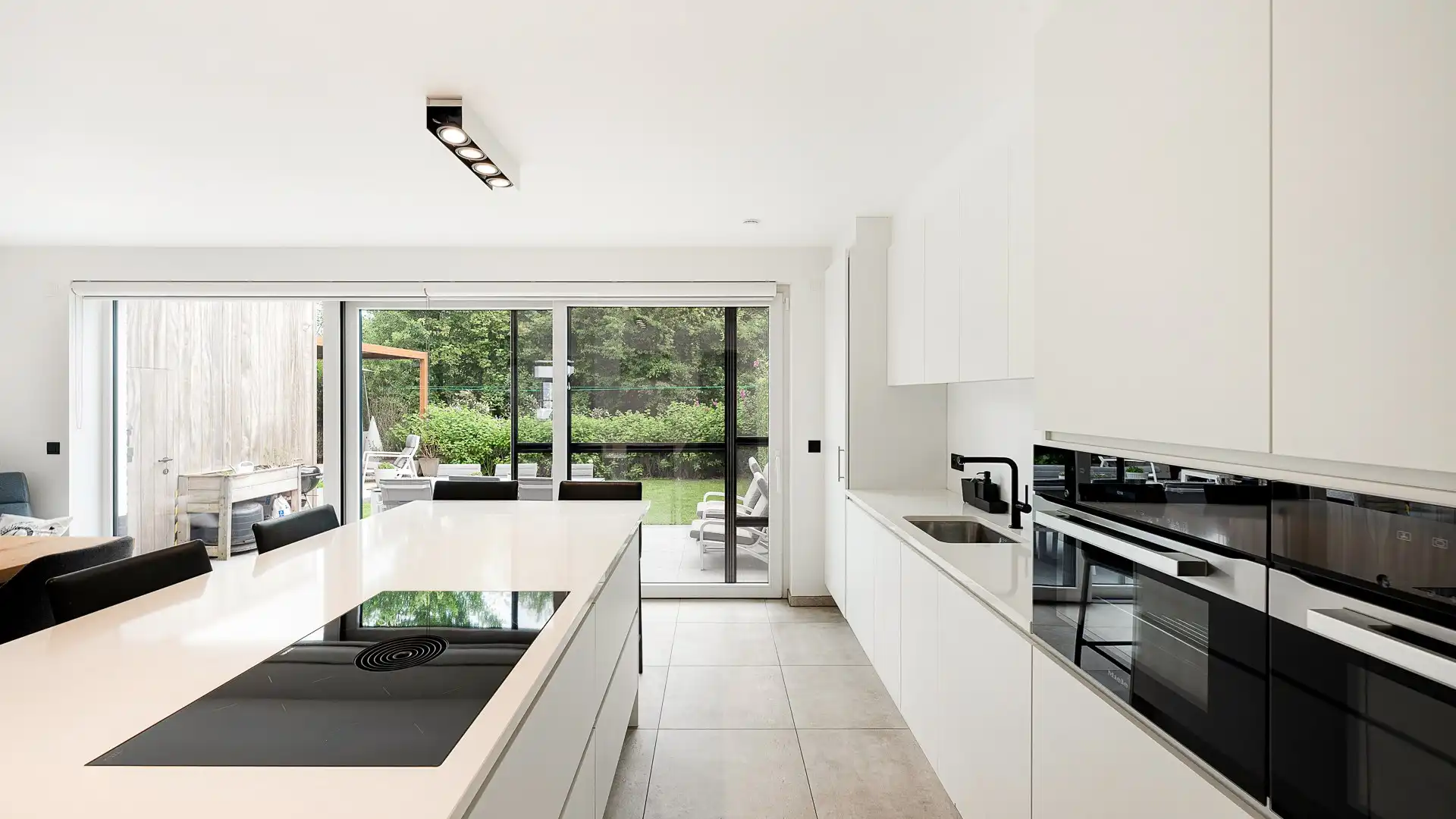 Recente woning met parking en tuin te Moerkerke-Damme foto 11