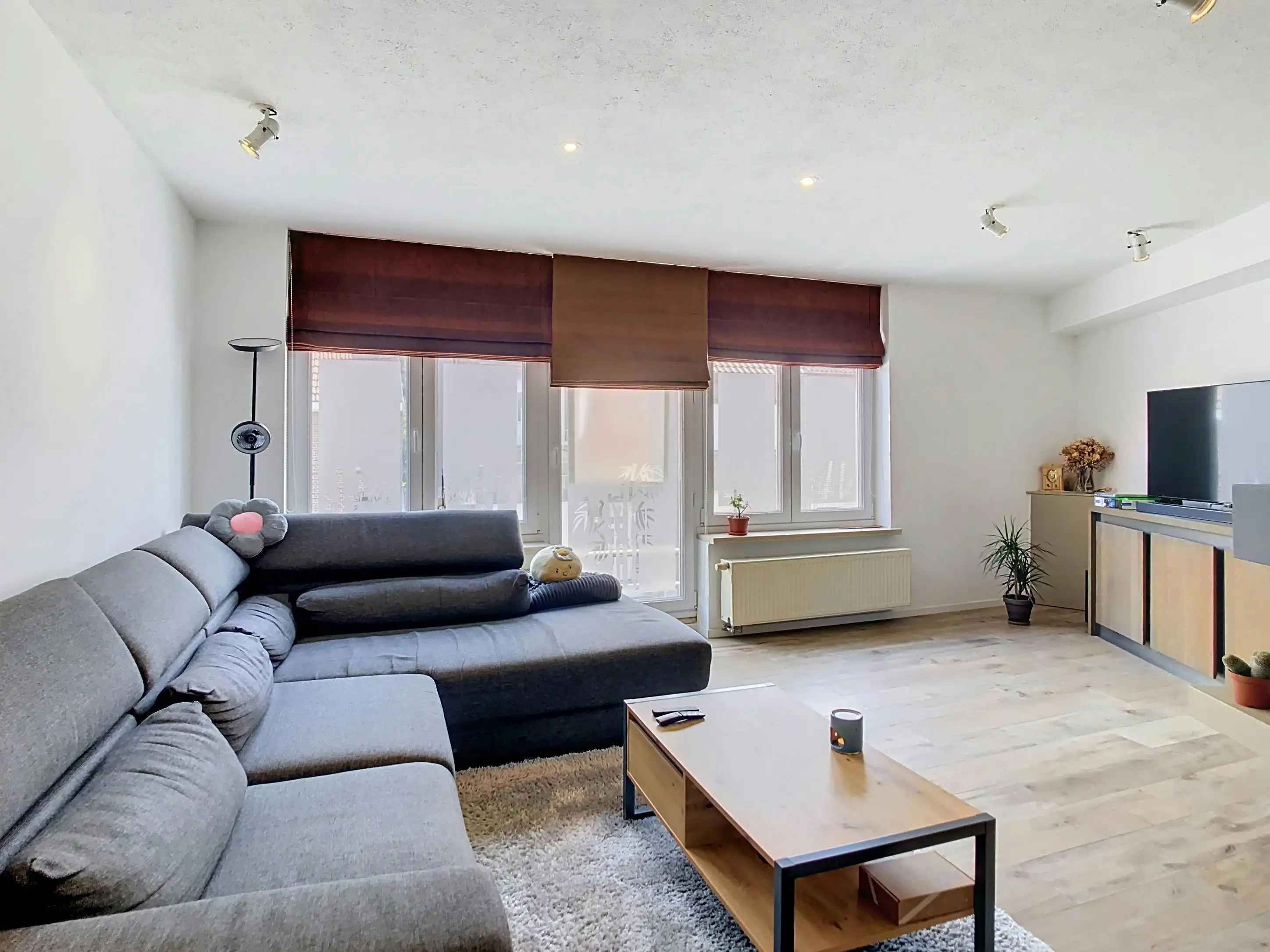 Duplex met terras en autostaanplaats te koop in Burcht foto 3