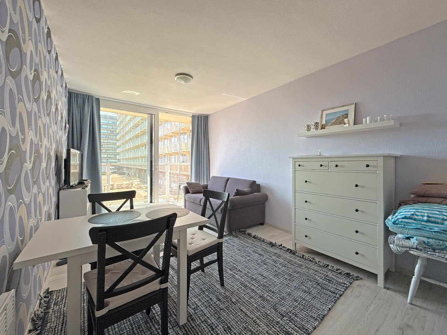Instapklare gemeubelde studio (30 m²) met terras te Nieuwpoort-Bad. foto 3