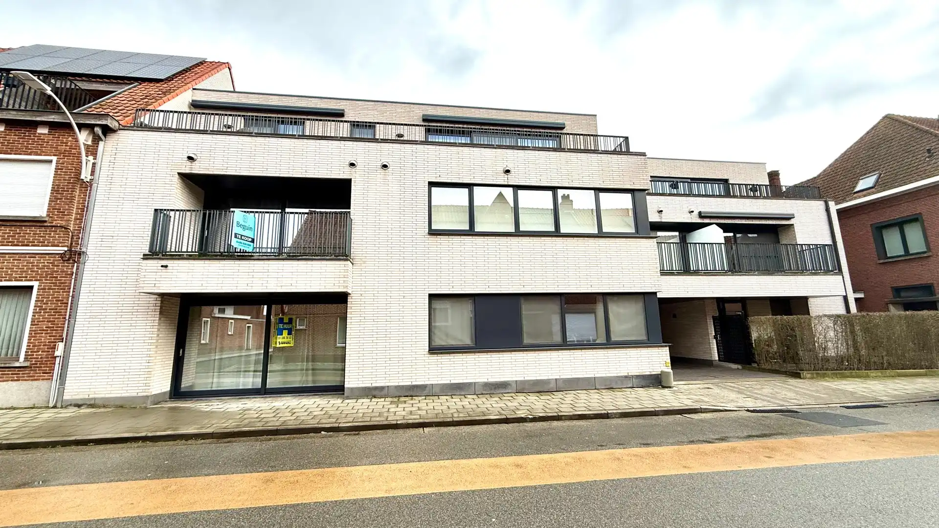 Gelijkvloers appartement met 2 slaapkamers, tuin en autostandplaats foto {{pictureIndex}}