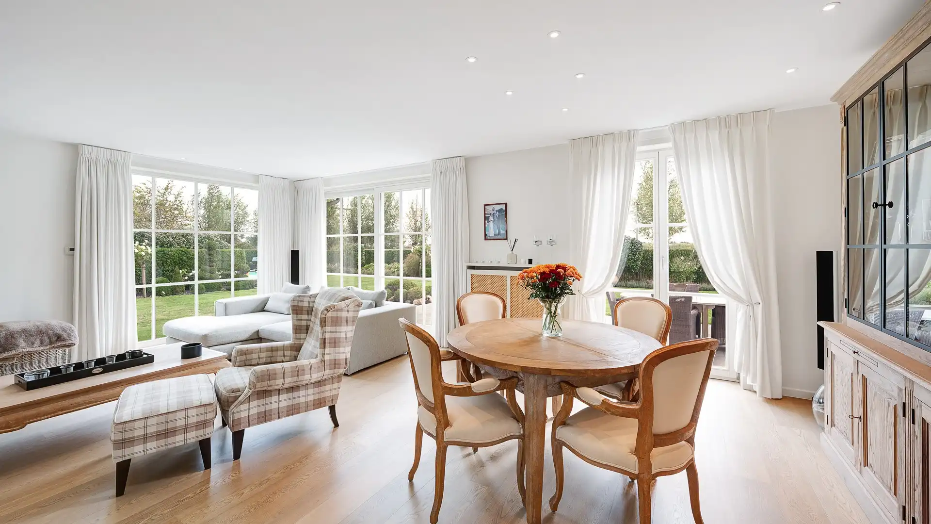 Mooie recente woning rustig gelegen in Knokke, op enkele passen van Duinenwater, de zee en het centrum. foto 7