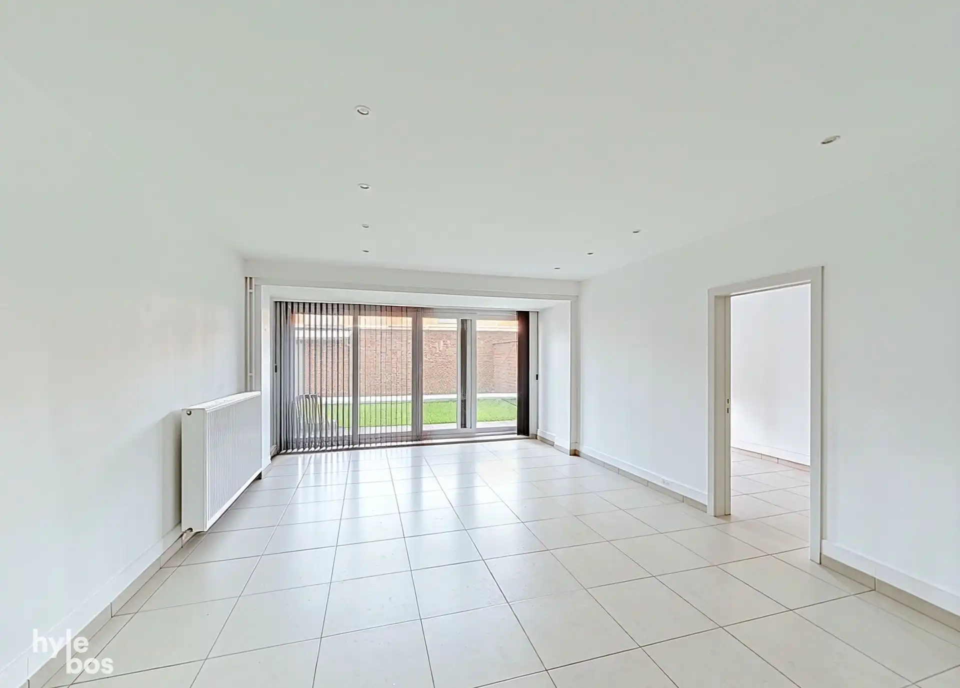 Centraal gelegen, zeer ruim drie slaapkamer appartement met stadstuin en garage foto 3